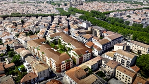 Vue aérienne photoréaliste de l'immeuble Impérial à Narbonne (11) — logements collectifs, volumes blancs, façades aspect corten, jardin paysager collectif — AD Architecture